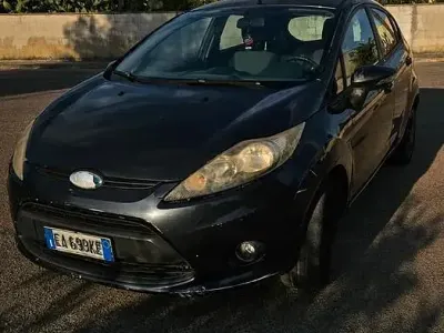 Usata Ford Fiesta 97 CV (71 kW) 2010 Grigio Utilitaria