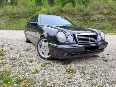 Usata Mercedes E50 AMG AMG 347 CV (255 kW) 1997 Blu/azzurro Berlina