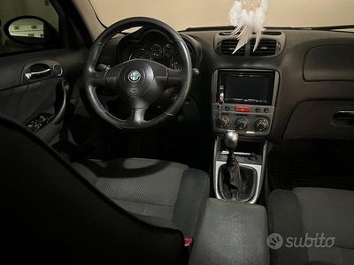 Usata Alfa Romeo 147 115 CV (84 kW) 2005 Grigio Utilitaria
