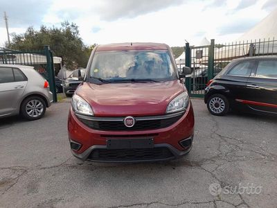 Usata Fiat Doblò Lounge 120 CV (88 kW) 2019 Rosso Monovolume
