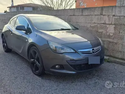 Usata Opel Astra GTC 165 CV (121 kW) 2012 Berlina
