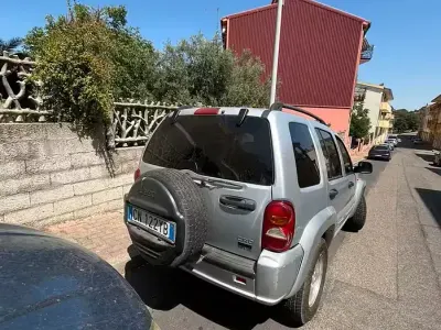 Usata Jeep Cherokee 143 CV (105 kW) 2004 Grigio SUV