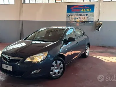 Usata Opel Astra 101 CV (74 kW) 2011 Bluazzurro Berlina