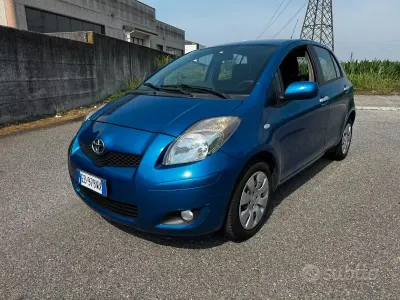 Usata Toyota Yaris Sol 100 CV (73 kW) 2010 Blu Utilitaria