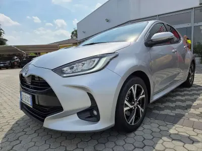 Usata Toyota Yaris Hybrid Business Edition 92 CV (67 kW) 2025 Silver met Berlina