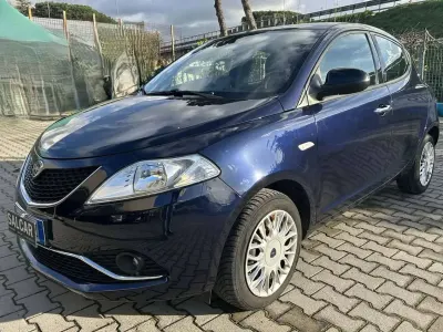 Usata Lancia Ypsilon Gold 69 CV (50 kW) 2017 Blu/azzurro Utilitaria