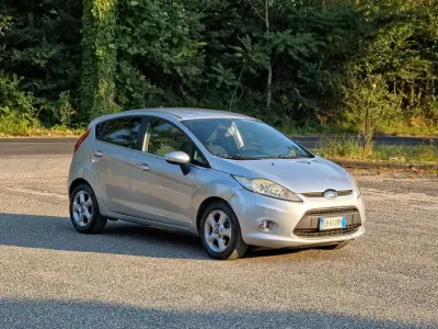 Usata Ford Fiesta Titanium 68 CV (50 kW) 2010 Argento Berlina