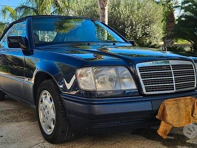 Usata Mercedes E200 136 CV (100 kW) 1995 Blu Cabrio