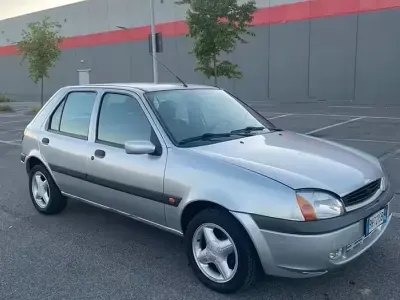 Usado Ford Fiesta 75 HP (55 kW) 2000 Cinzento Citadino