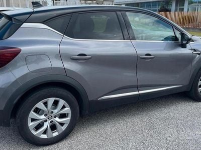 Usata Renault Captur 101 CV (74 kW) 2022 Grigio SUV