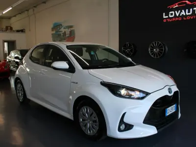Usata Toyota Yaris Hybrid Active 92 CV (67 kW) 2020 Bianco Berlina