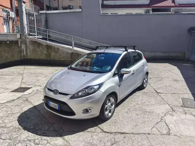 Usado Ford Fiesta Titanium 82 HP (60 kW) 2012 Prateado Sedan