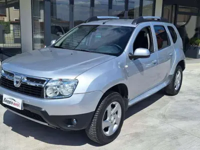 Usata Dacia Duster Lauréate 107 CV (78 kW) 2011 Argento metallizzato SUV