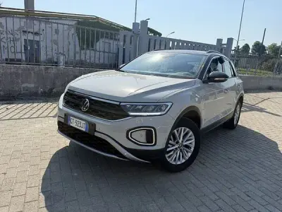 Usata VW T-Roc Life 116 CV (85 kW) 2024 Beige SUV