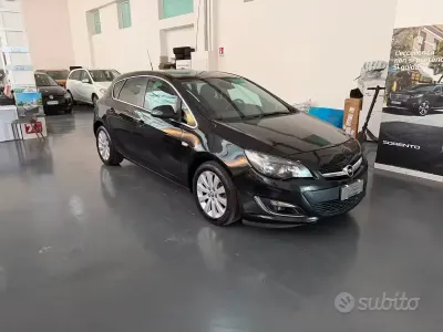 Usata Opel Astra Cosmo 110 CV (80 kW) 2011 Nero Berlina