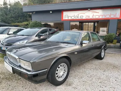 Usata Jaguar XJ 213 CV (156 kW) 1989 Grigio Berlina