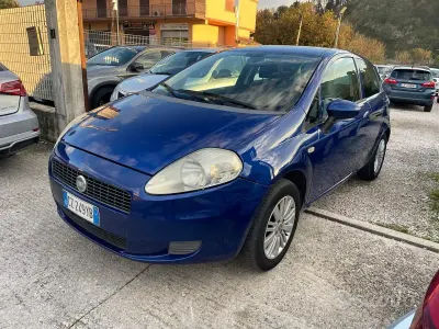 Usado Fiat Grande Punto 77 HP (56 kW) 2006 Azul Citadino