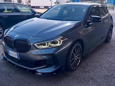 Begagnad BMW M135 Performance 306 HK (225 kW) 2022 Grå Halvkombi