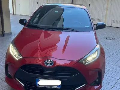 Usata Toyota Yaris Hybrid Lounge 92 CV (67 kW) 2022 Rosso Berlina