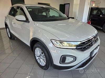 Usata VW T-Roc Life 110 CV (80 kW) 2023 Grigio SUV