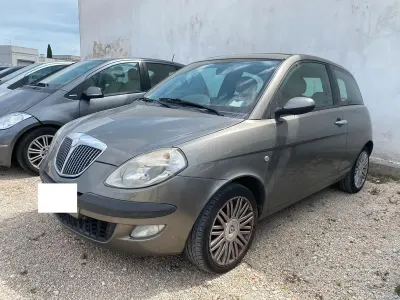 Begagnad Lancia Ypsilon 69 HK (50 kW) 2005 Grå Halvkombi
