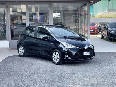 Usata Toyota Yaris Hybrid 73 CV (53 kW) 2018 Nero Berlina