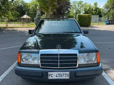 Usata Mercedes 200 122 CV (89 kW) 1992 Nero Berlina