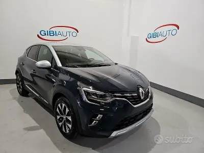 Usata Renault Captur Techno 100 CV (73 kW) 2023 Blu scuro SUV