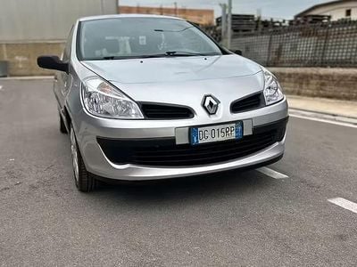 Usata Renault Clio II 60 CV (44 kW) 2007 Grigio Berlina