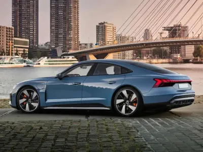 Nuova Audi e-tron GT quattro 163 kW (222 CV) 2025 Argento Berlina