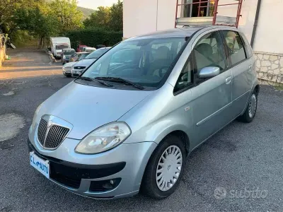 Begagnad Lancia Musa 90 HK (66 kW) 2006 Grå Minibuss