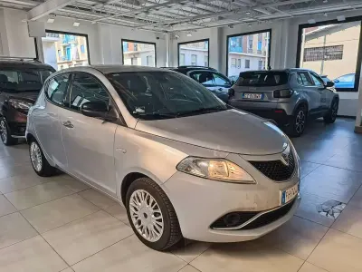 Usata Lancia Ypsilon Gold 69 CV (50 kW) 2017 Argento Utilitaria