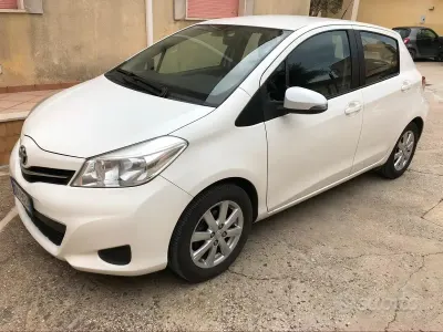 Usata Toyota Yaris Edition 69 CV (50 kW) 2012 Bianco Utilitaria