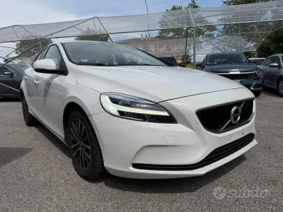 Usata Volvo V40 Momentum 120 CV (88 kW) 2018 Bianco Berlina