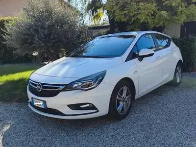 Usata Opel Astra 110 CV (80 kW) 2016 Bianco Coupé