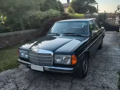 Usata Mercedes 240 72 CV (52 kW) 1980 Bluazzurro Berlina