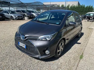Usata Toyota Yaris Hybrid Active 75 CV (55 kW) 2015 Grigio scuro Berlina