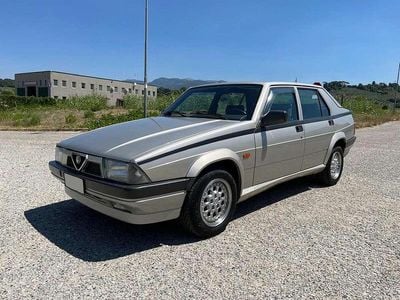 Usata Alfa Romeo 75 148 CV (108 kW) 1991 Grigio Berlina