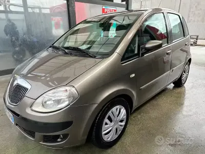 Usado Lancia Musa 90 CV (66 kW) 2007 Amarillo Monovolumen