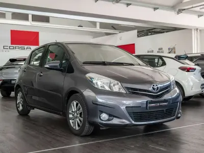 Usata Toyota Yaris Lounge 69 CV (50 kW) 2014 Grey stone Utilitaria