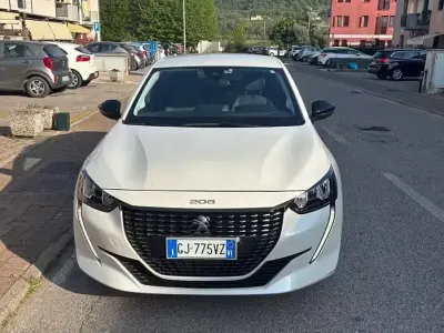 Usata Peugeot 208 101 CV (74 kW) 2022 Utilitaria