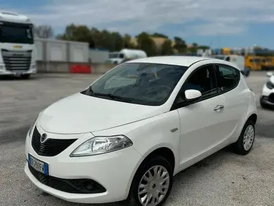 Usata Lancia Ypsilon Silver 80 CV (58 kW) 2013 Bianco Utilitaria
