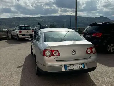 Usata VW Passat Comfortline 140 CV (102 kW) 2005 Grigio Berlina