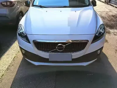 Usata Volvo V40 120 CV (88 kW) 2018 Bianco Berlina