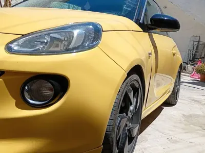 Usata Opel Adam Glam 101 CV (74 kW) 2014 Giallo Utilitaria