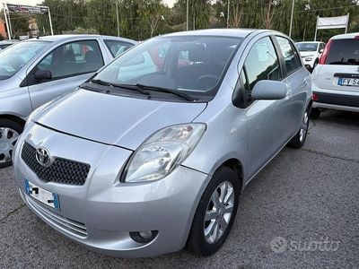 Usata Toyota Yaris 87 CV (63 kW) 2007 Grigio Utilitaria