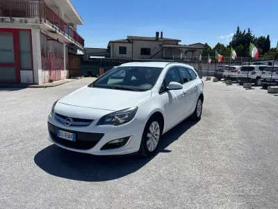 Usata Opel Astra Cosmo 110 CV (80 kW) 2013 Bianco Station wagon