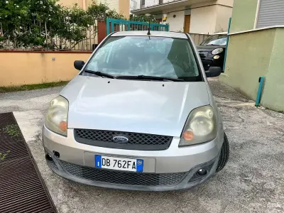 Usata Ford Fiesta Ambiente 68 CV (50 kW) 2006 Grigio Utilitaria