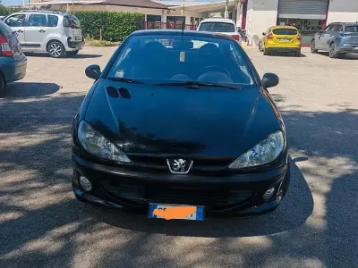 Usata Peugeot 206 CC 109 CV (80 kW) 2002 Nero Cabrio