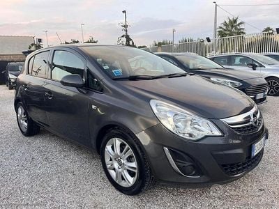 Usata Opel Corsa Edition 95 CV (69 kW) 2011 Grigio Berlina